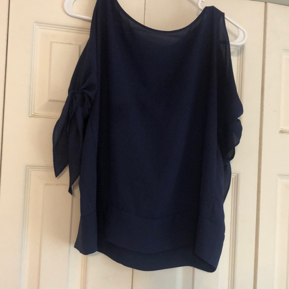 Woman’s blouse with open arm design